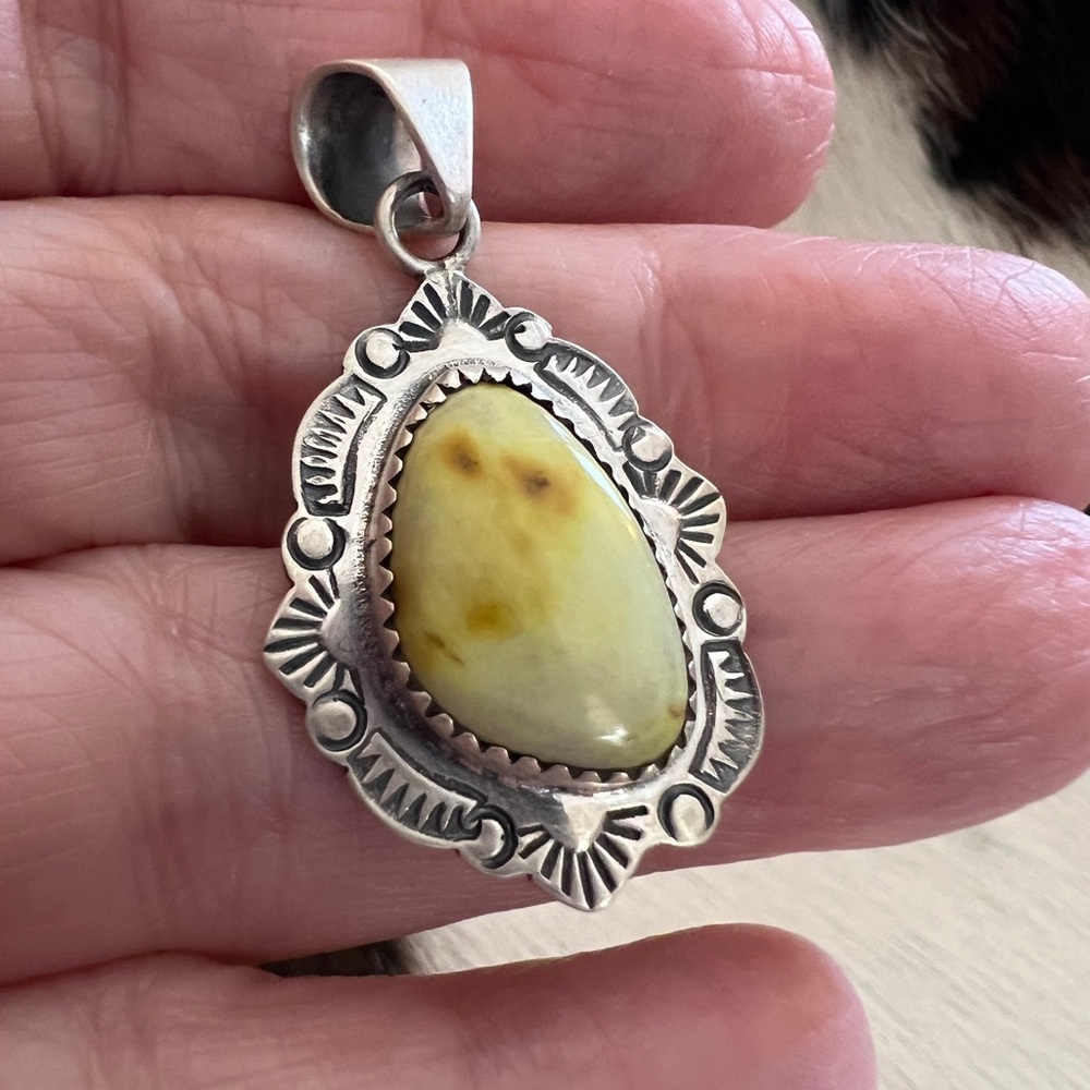 ❤️ Palomino Variscite 925 Decorative Stamped Navajo Style Sterling 925 Pendant
